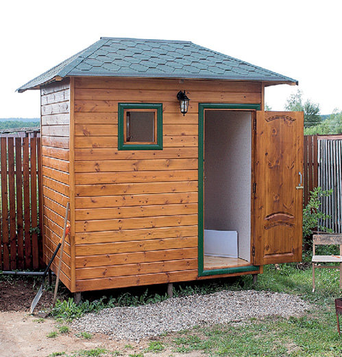 Этот миниатюрный домик с душем Сергей построил сам
