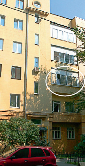 Небольшую квартиру на третьем этаже актрисе выделил театр Вахтангова