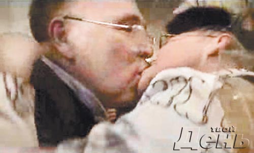 Вячеслав Зайцев и Светлана Конеген слились в страстном поцелуе на глазах у десятков гостей