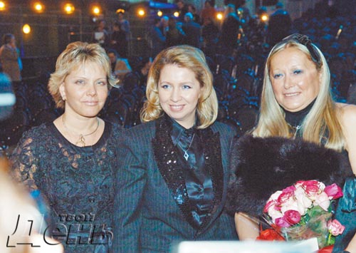 Жена Дмитрия Медведева (в центре) вместе с супругой Никиты Михалкова (справа) с удовольствием провели вечер на церемонии