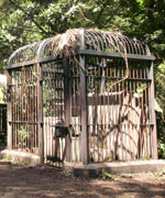 Клетки для пленников Сойера и Кейт построены в местном парке