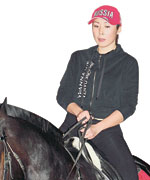 Анита Цой на коне чувствует себя уверенно