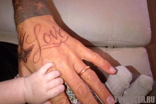 Дочь Виктории Бекхем показала новую татуировку папочки