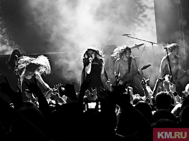 Солистка рок-группы Epica выходит в декрет