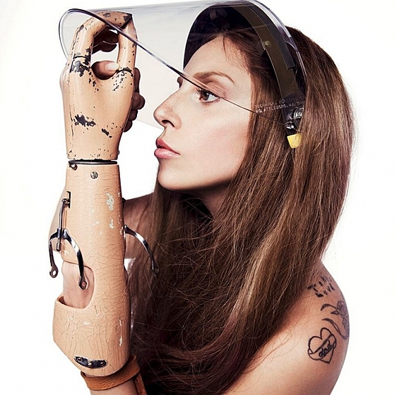 Леди Гага с протезом руки