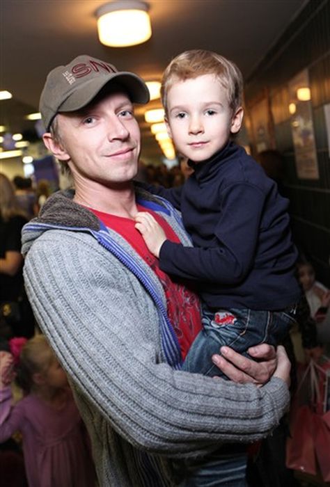 Антон Камолов с сыном.