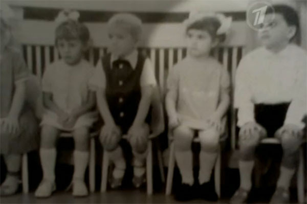 Фото, сделанное в детском саду в 1972 году. Максим Фадеев крайний справа, рядом Марина.