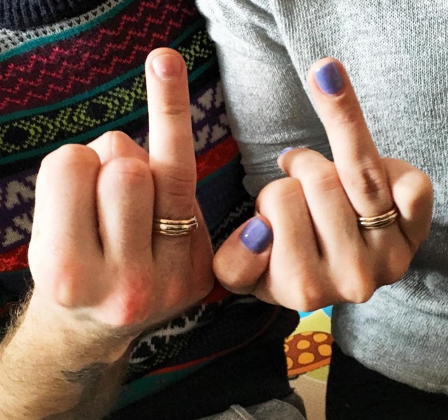 Виктория Дайнеко и Дмитрий Клейман демонстрируют свои кольца. Фото: instagram.com