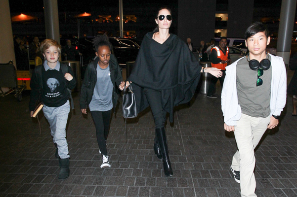 Анджелина Джоли с детьми Шайло, Захарой и Паксом Фото: Dailypicture
