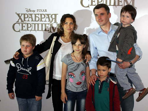 Евгений Цыганов и Ирина Леонова с детьми. Фото: acters.do.am