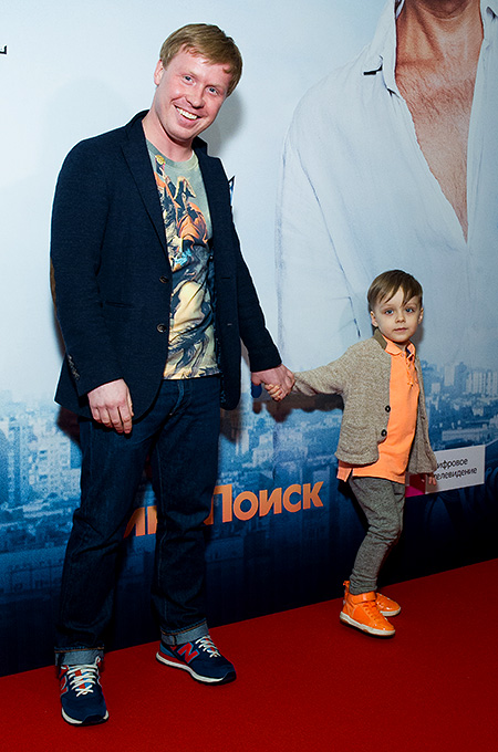 Антон Богданов с сыном на премьере комедии "Призрак"