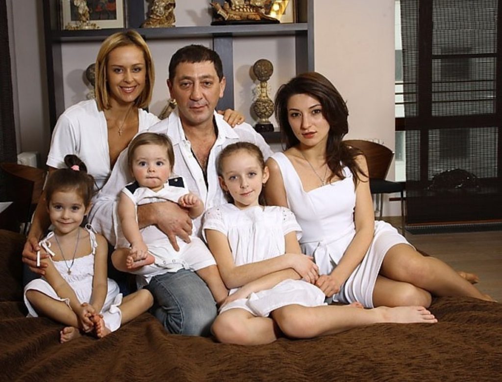 Григорий Лепс с семьей