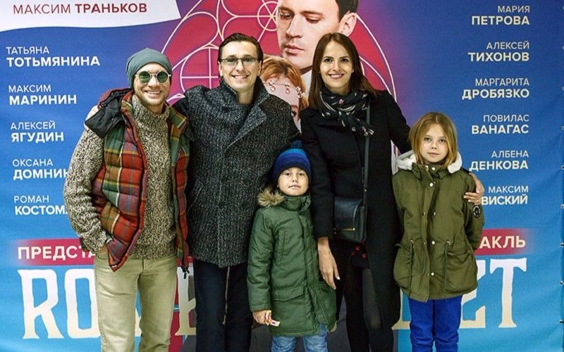 Сергей Безруков посетил ледовое шоу Ильи Авербуха в компании Анны Матисон и старших детей