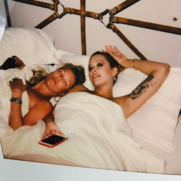 Рита Ора и Кейт Мосс в постели