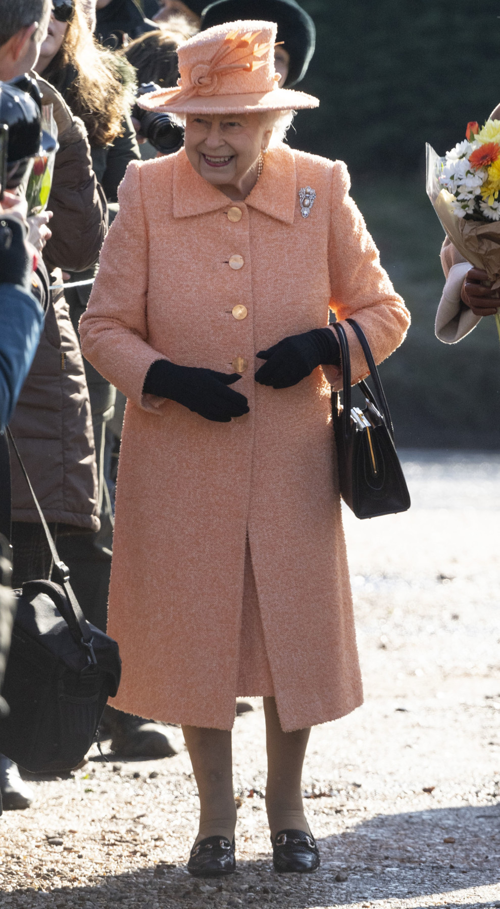 Королева Елизавета II появилась на публике в модном наряде