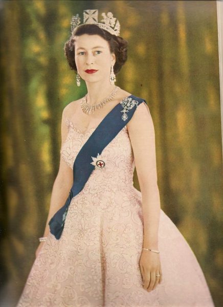 Елизавете II сегодня 93 - Ее Величество ест грушу ложкой и заявляет: "Буду здравствовать, пока не сменят Путина"