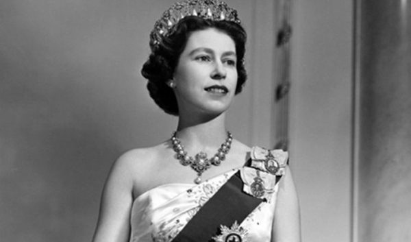 Елизавете II сегодня 93 - Ее Величество ест грушу ложкой и заявляет: "Буду здравствовать, пока не сменят Путина"