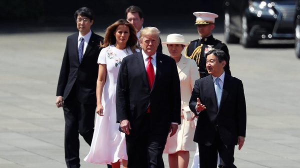 Фарфоровая чашка и диковинная шкатулка - японские дары Дональду и Мелании Трамп
