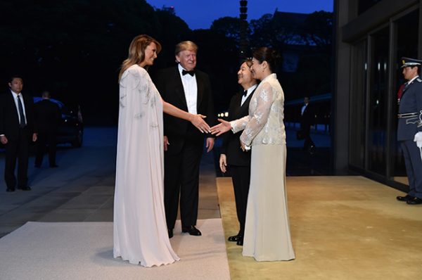 Фарфоровая чашка и диковинная шкатулка - японские дары Дональду и Мелании Трамп