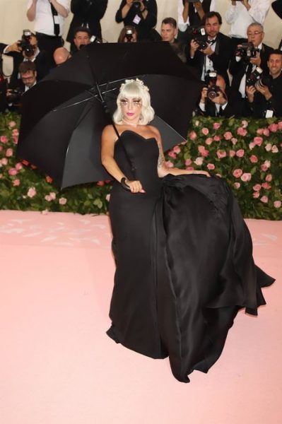 Met Gala 2019 - Самые яркие образы. Леди Гага оказалась многослойной матрешкой