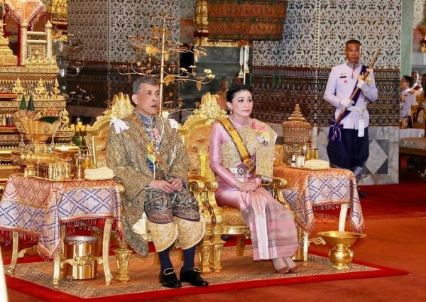 Жена короля Тайланда позирует в военных нарядах