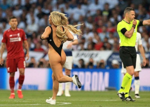 Обнаженная красивая девушка выбежала на поле на финальном матче по футболу