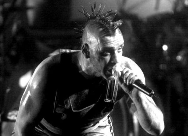 Солист группы Rammstein рассердился на поклонника и сломал ему челюсть