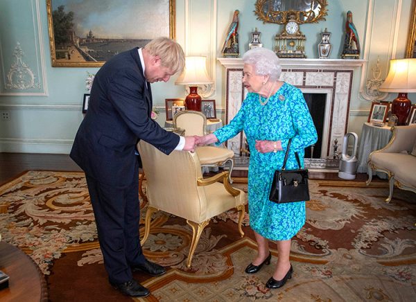 Королева подозрительно посмотрела на него, назначила премьером и уехала в Балморал