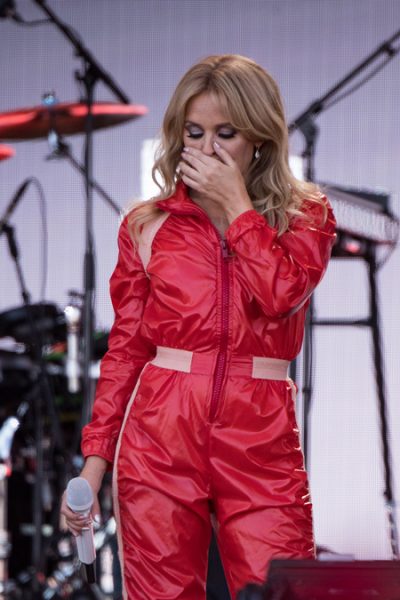 Кайли Миноуг не сдержала слез и воспоминаний на фестивале Glastonbury