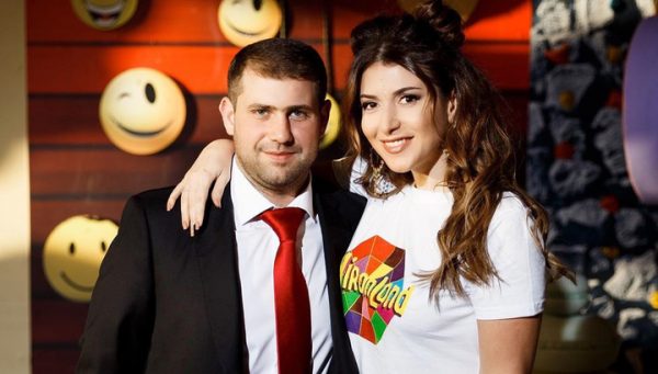 Илан Шор сбежал из Молдавии, его жена продолжает давать концерты (видео)
