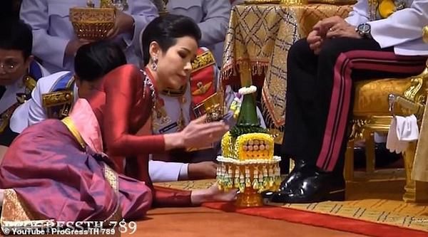 Недавно женившийся король Тайланда теперь официально и любовницу признал (видео)