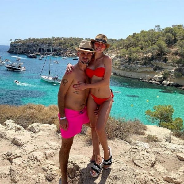 Экс-муж Ани Лорак в Испании хвастается красоткой в красном бикини