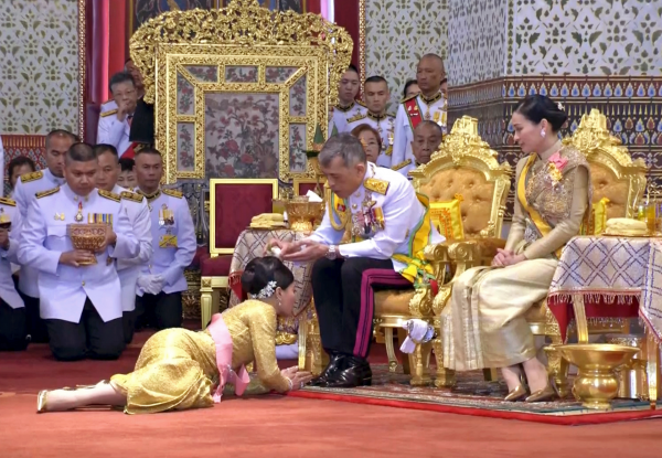 Недавно женившийся король Тайланда теперь официально и любовницу признал (видео)