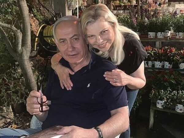 Жена премьера Израиля устроила скандал на борту самолета, затем, приземлившись, выкинула хлеб с солью