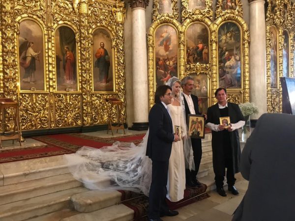 Банкетный зал свадьбы Собчак тоже выдержан в траурных тонах