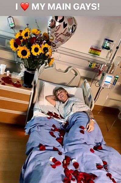 Красиво болеет: Майли Сайрус госпитализирована с тонзиллитом, а Симпсон исполняет серенаду в палате для нее