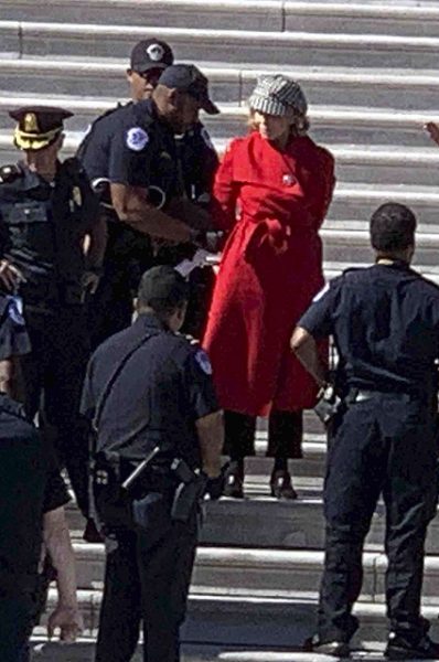    Джейн Фонду арестовали за пикет на лестнице Капитолия