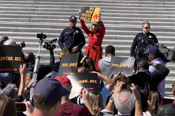    Джейн Фонду арестовали за пикет на лестнице Капитолия