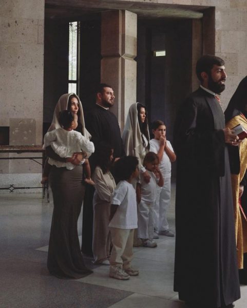 Ким Кардашьян поделилась первыми снимками с крещения в Армении, а также именным коньяком