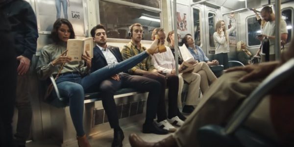 Москвички показали, как будут мстить мужчинам, сидящим в метро с раздвинутыми ногами