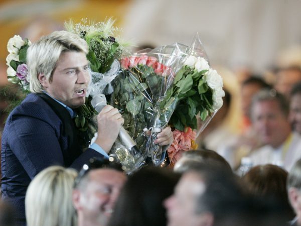 Никому не досталось столько цветов и оваций, сколько Баскову: "Помогите!"