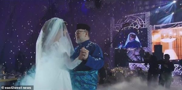 Британское издание поделилось видео со свадьбы Оксаны Воеводиной и султана Келантана