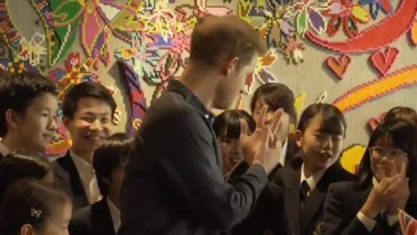 "Я женат": принцу Гарри пришлось показывать обручальное кольцо, дабы воспротивиться настойчивому вниманию японской школьницы