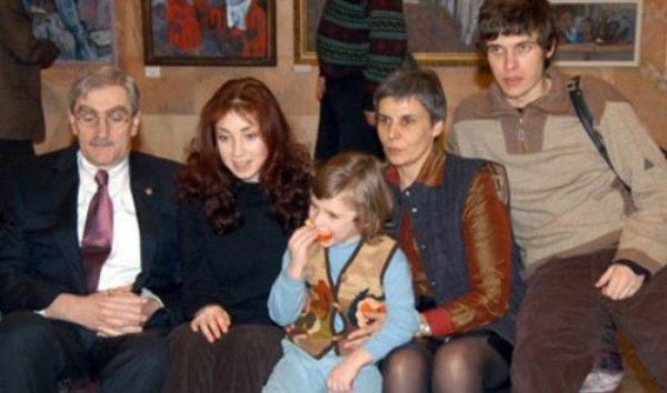 В первый раз Анна Большова вышла замуж за сына мачехи, основательницы тоталитарной секты