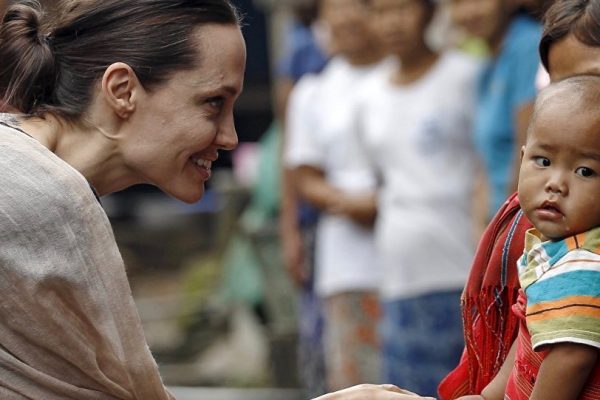 Почему портится внешность женщины - Разница между Джоли и Бекинсейл