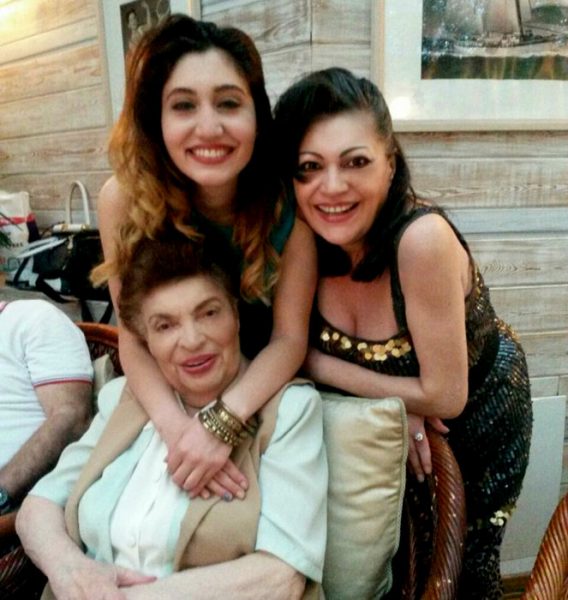 Ирина Отиева с мамой и дочкой Златой, фото: соцсети
