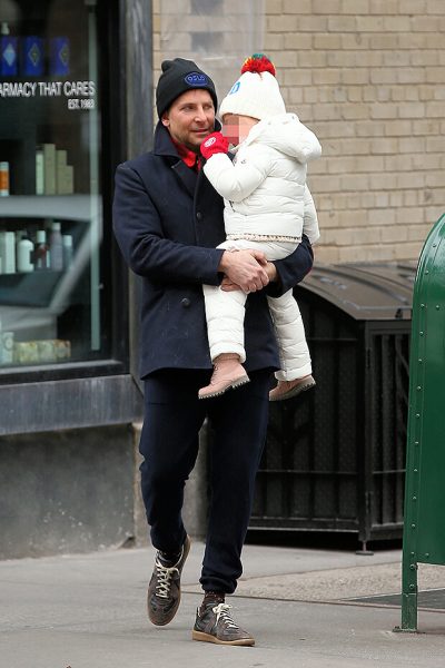 Пока Ирина Шейк на работе - Брэдли Купер гуляет с дочкой в Нью-Йорке