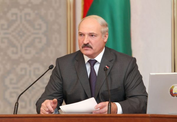 Александр Лукашенко обидел Россию и отправил всех... на тракторе трудиться: "Поле всех вылечит"