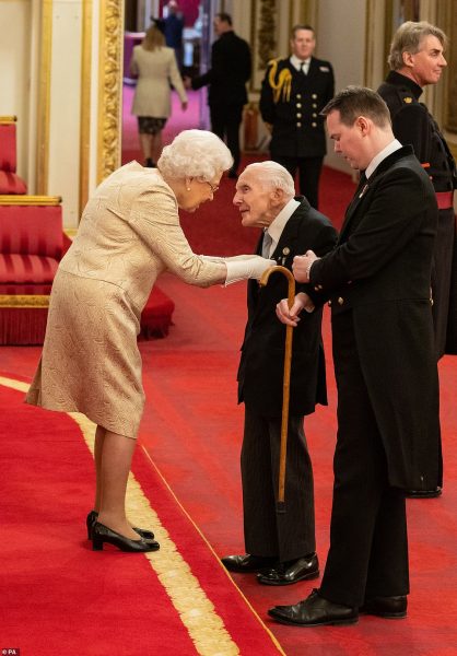 Правительство не позволило королеве Елизавете снять перчатки, вручая награды - Такое происходит впервые за 60 лет