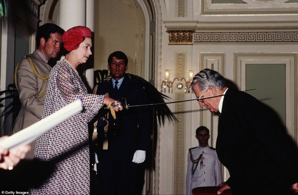 Правительство не позволило королеве Елизавете снять перчатки, вручая награды - Такое происходит впервые за 60 лет